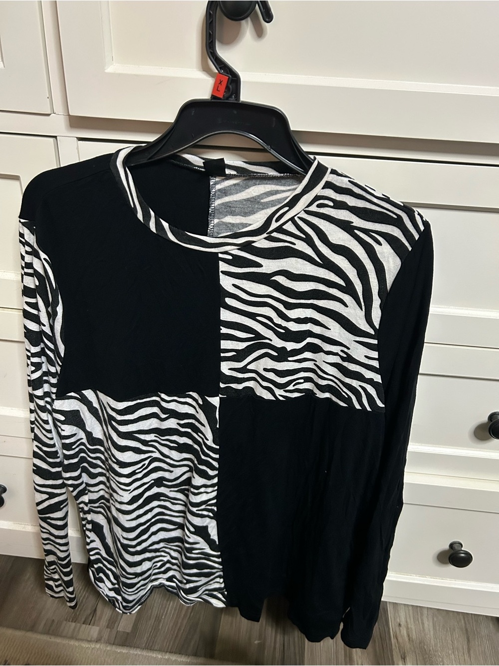 SHEIN Black and White Zebra Block Long-Sleeve Tee